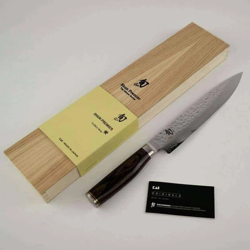 Kai Shun Premier Tim Mälzer TDM-1704 ultrascharfes Japanisches Messer, Schinkenmesser aus Damaststahl+ massives Schneidebrett aus Fassholz 30x18 cm