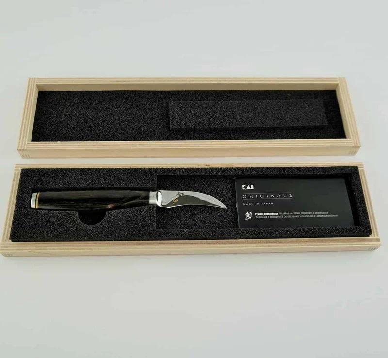 Kai Shun Premier Tim Mälzer TDM-1715 Tourniermesser, Schälmesser 5,5 cm Klinge + klingenschonendes Schneidebrett aus Fassholz (Eiche) 25x15 cm