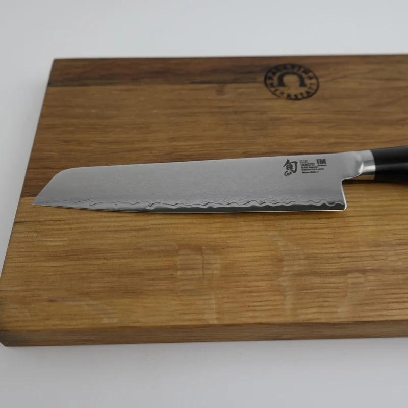 Kai Shun Premier Tim Mälzer Minamo TMM-0701, ultrascharfes Allzweckmesser 15 cm Klinge + Schneidebrett aus altem Fassholz (Eiche) 25x15 cm2