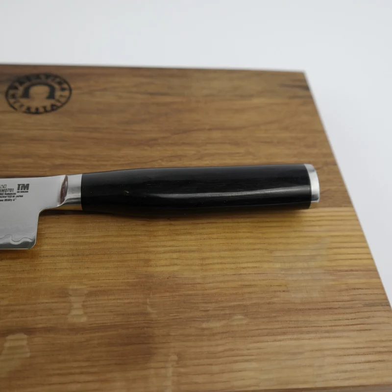 Kai Shun Premier Tim Mälzer Minamo TMM-0701, ultrascharfes Allzweckmesser 15 cm Klinge + Schneidebrett aus altem Fassholz (Eiche) 25x15 cm2