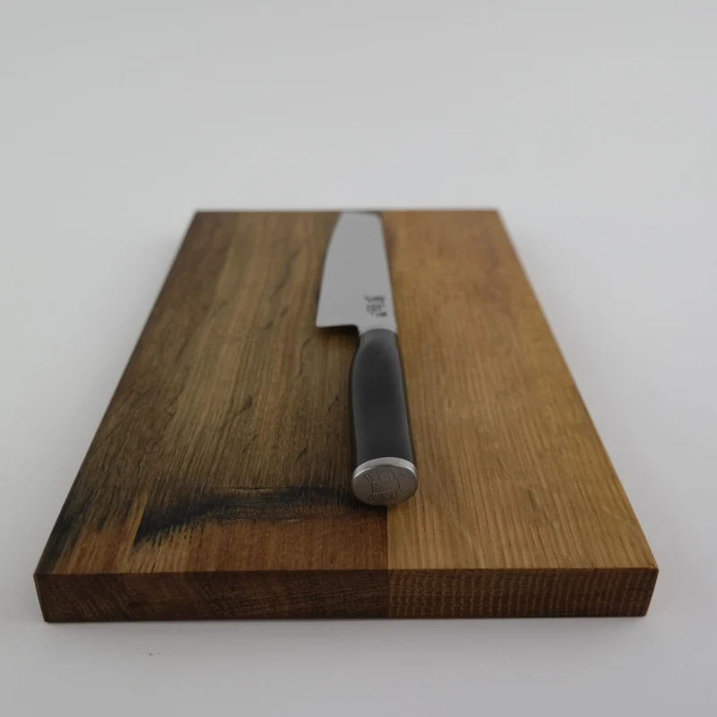 Kai Shun Premier Tim Mälzer Minamo TMM-0701, ultrascharfes Allzweckmesser 15 cm Klinge + Schneidebrett aus altem Fassholz (Eiche) 25x15 cm2