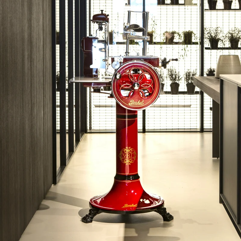 Berkel Volano B3 Rot, Schwungradmaschine mit Standfuß und Fassholzeinlegebrett