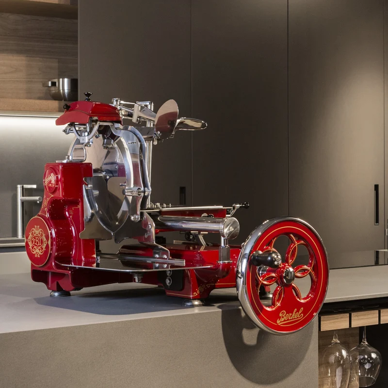 Berkel Volano Tribute Rot, Aufschnittmaschine mit Blumenschwungrad + Aufschnittbrett aus Weinfassholz