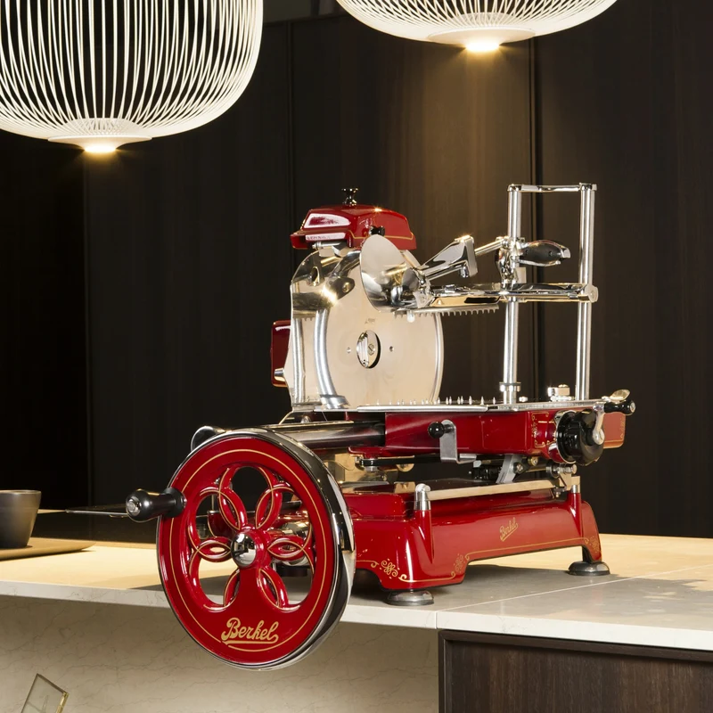 Berkel Volano Tribute Rot, Aufschnittmaschine mit Blumenschwungrad + Aufschnittbrett aus Weinfassholz