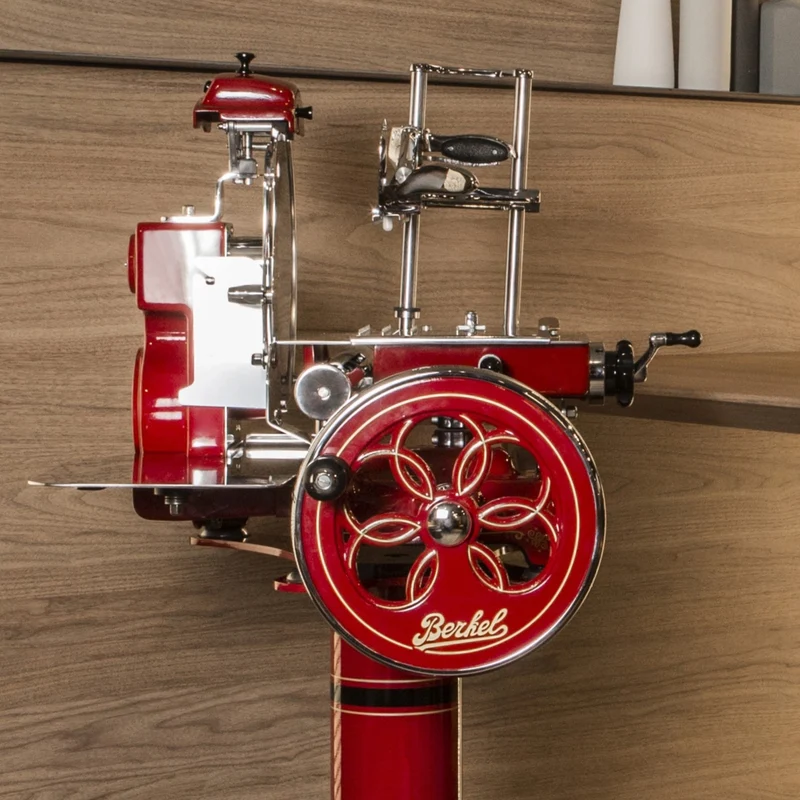 Berkel Volano Tribute Rot, Aufschnittmaschine mit Blumenschwungrad + Aufschnittbrett aus Weinfassholz