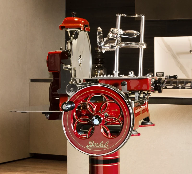 Berkel Volano Tribute Rot, Aufschnittmaschine mit Blumenschwungrad + Aufschnittbrett aus Weinfassholz