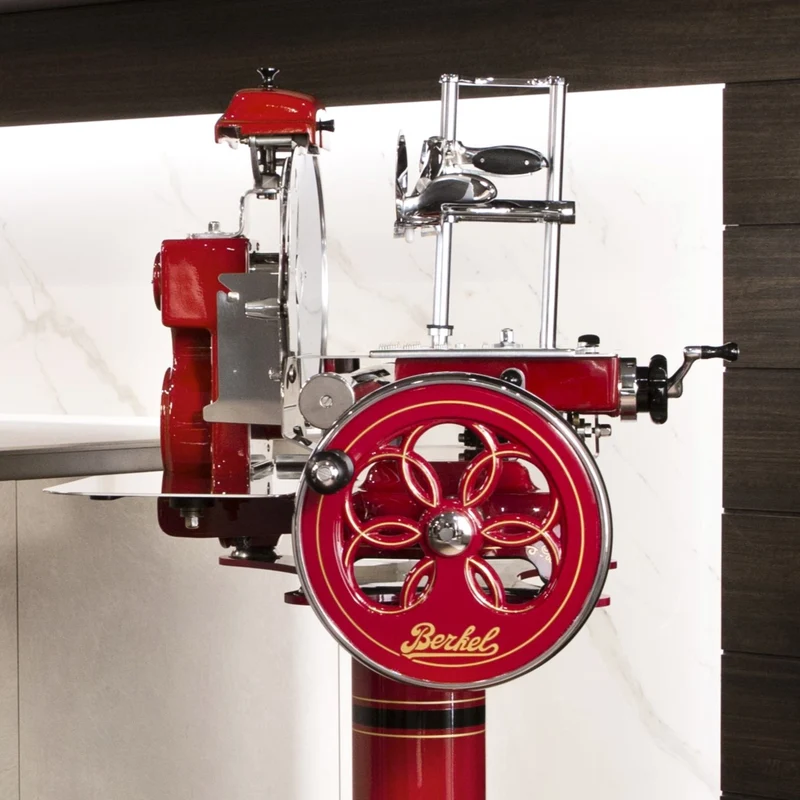 Berkel Volano Tribute Rot, Aufschnittmaschine mit Blumenschwungrad + Aufschnittbrett aus Weinfassholz