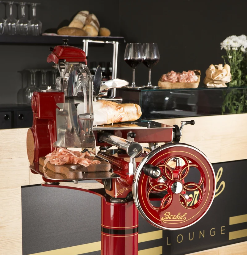 Berkel Volano Tribute Rot, Aufschnittmaschine mit Blumenschwungrad + Aufschnittbrett aus Weinfassholz