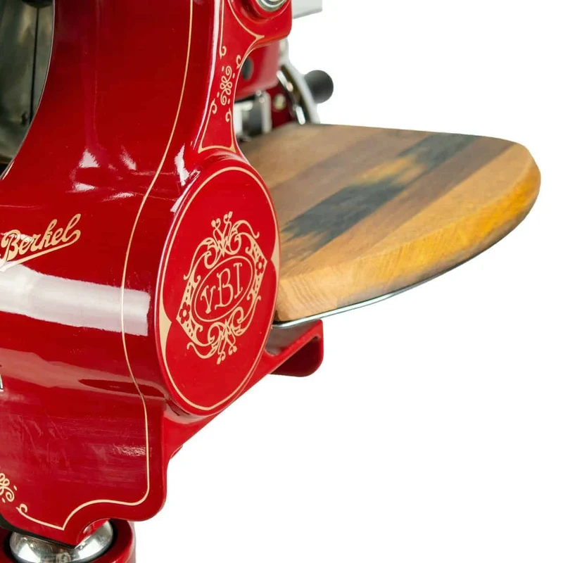Berkel Volano Tribute Rot, Aufschnittmaschine mit Blumenschwungrad + Aufschnittbrett aus Weinfassholz