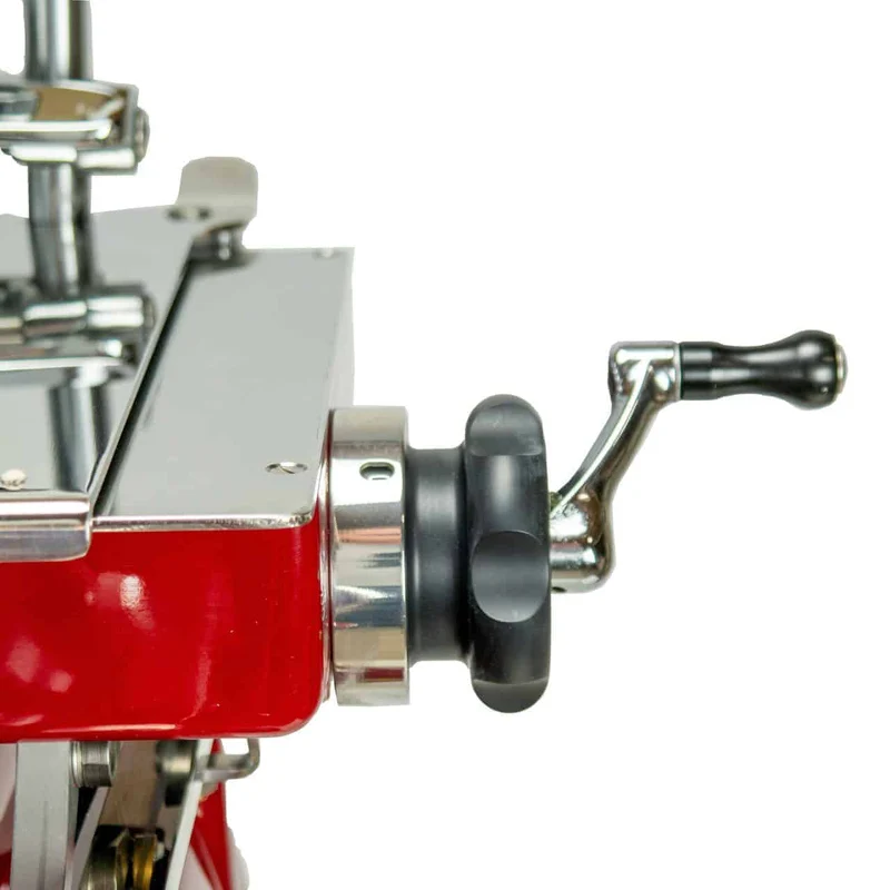 Berkel Volano Tribute Rot, Aufschnittmaschine mit Blumenschwungrad + Aufschnittbrett aus Weinfassholz