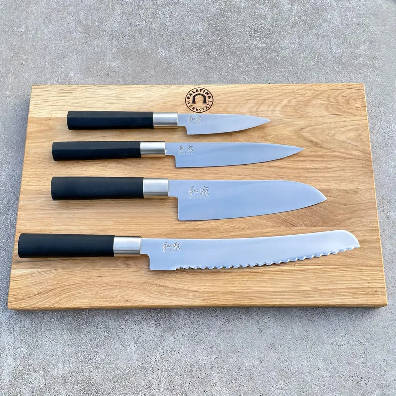 Kai Wasabi Black Kochmesser Set, 4 ultrascharfe Office-/Allzweck-/Santoku-/Brotmesser + großes Küchenbrett aus Eiche 40x 25 cm