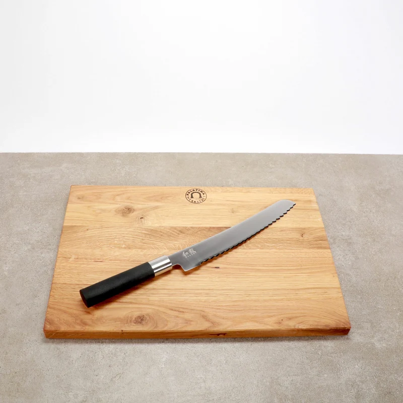 Kai Wasabi Black Brotmesser 23 cm Klinge + großes Eiche Schneidebrett 40x28 cm