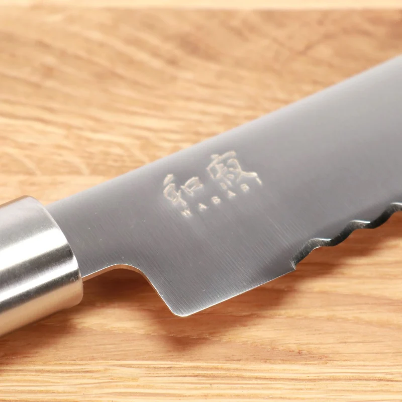 Kai Wasabi Black Brotmesser 23 cm Klinge + großes Eiche Schneidebrett 40x28 cm