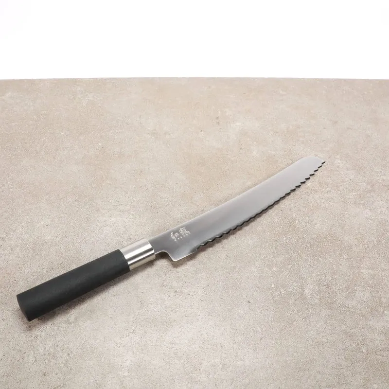 Kai Wasabi Black Brotmesser 23 cm Klinge + großes Eiche Schneidebrett 40x28 cm