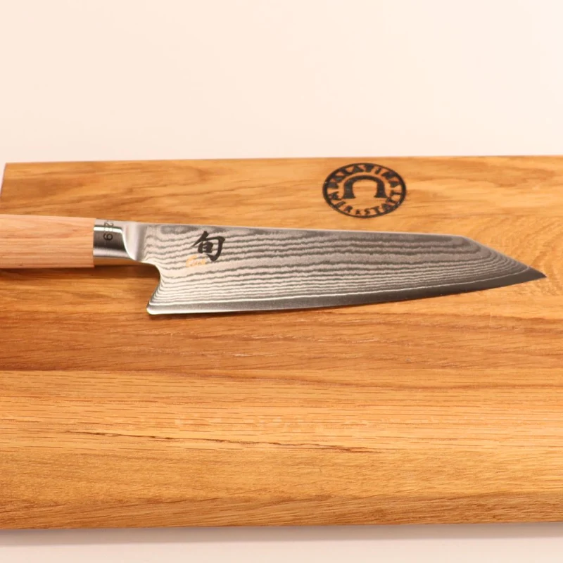 Kai Shun Classic White Kiritsuke DM0777W– Limitierte Edition (5.555 St.) mit Eichenholzbrett 30x20cm