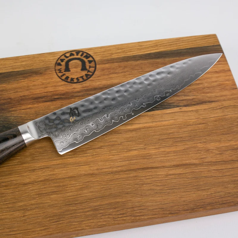 Kai Shun Tim Mälzer Angebotsset Allzweckmesser TDM1701 + handgefertigtes Schneidebrett aus Fassdauben (Eiche) 25x15 cm
