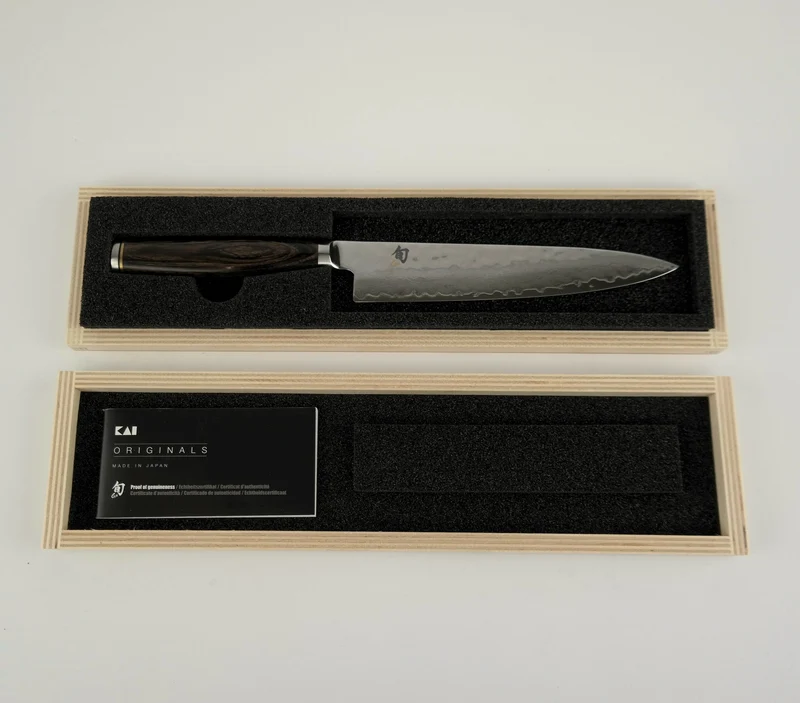 Kai Shun Tim Mälzer Angebotsset Allzweckmesser TDM1701 + handgefertigtes Schneidebrett aus Fassdauben (Eiche) 25x15 cm