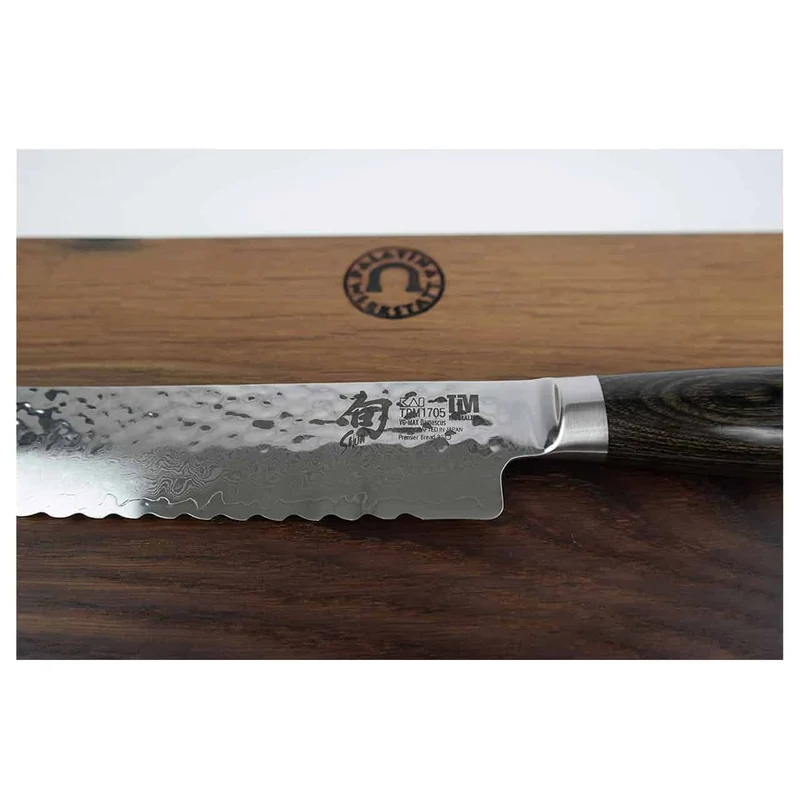 KAI Shun Premier Tim Mälzer Geschenkset TDM-1705, Brotmesser aus Damaststahl + robustes Fassholzbrett 30x18 cm