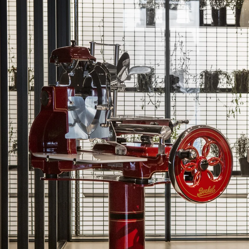 Berkel Volano B3 Rot, Schwungrad-Aufschnittmaschine + Einlegebrett aus Fassholz