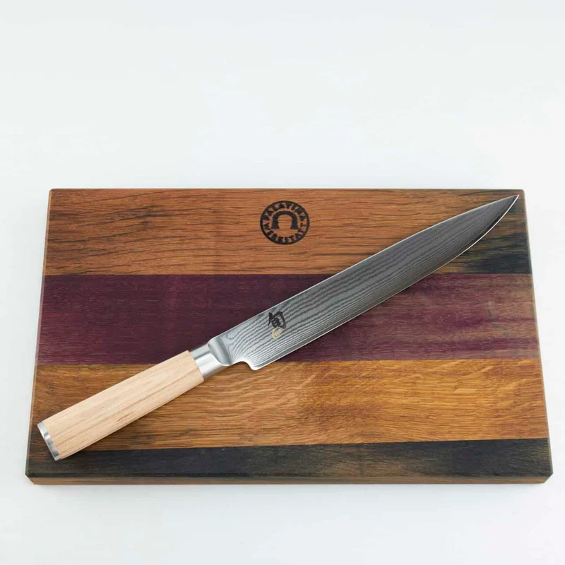 Kai Shun Classic White DM-0704W Schinkenmesser | Damast Klinge 23 cm + Fassholz Küchenbrett 30x18 cm