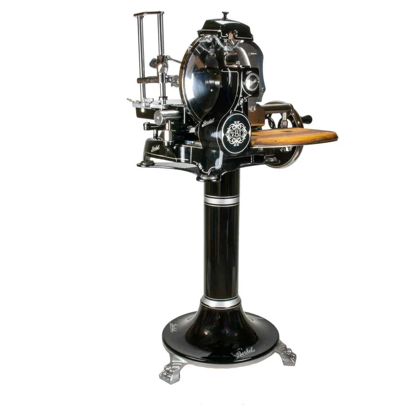 Berkel Volano Tribute, Schwarz, manuelle Aufschnittmaschine mit Blumenschwungrad + Standfuß + Aufschnittbrett aus Fassholz