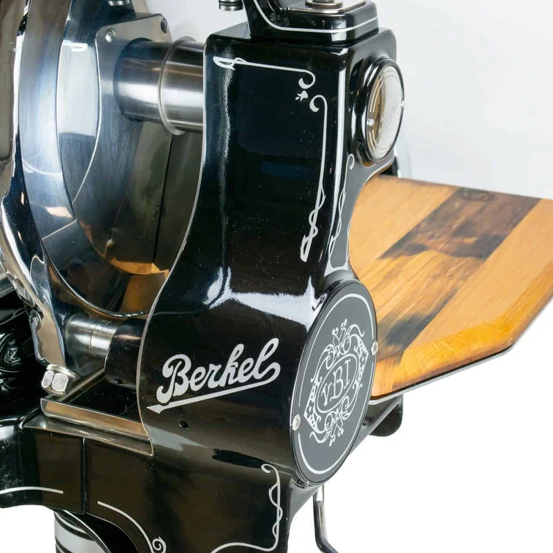 Berkel Volano B114 Schwarz | manuelle Schwungradmaschine mit Fassholzbrett