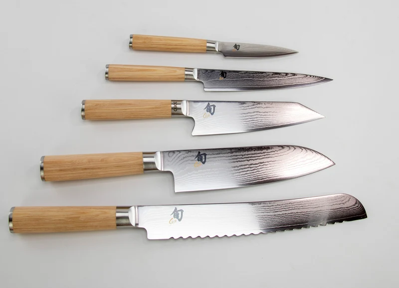 KAI Shun Classic White Damastmesser-Set + Magnet-Messerblock aus Räuchereiche Böker