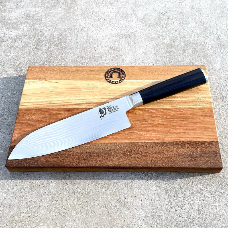 Kai Shun DM-0702 ultrascharfes Santoku, 18 cm Klinge + handgefertigtes Küchenbrett 30x20 cm
