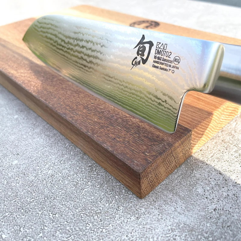 Kai Shun DM-0702 ultrascharfes Santoku, 18 cm Klinge + handgefertigtes Küchenbrett 30x20 cm