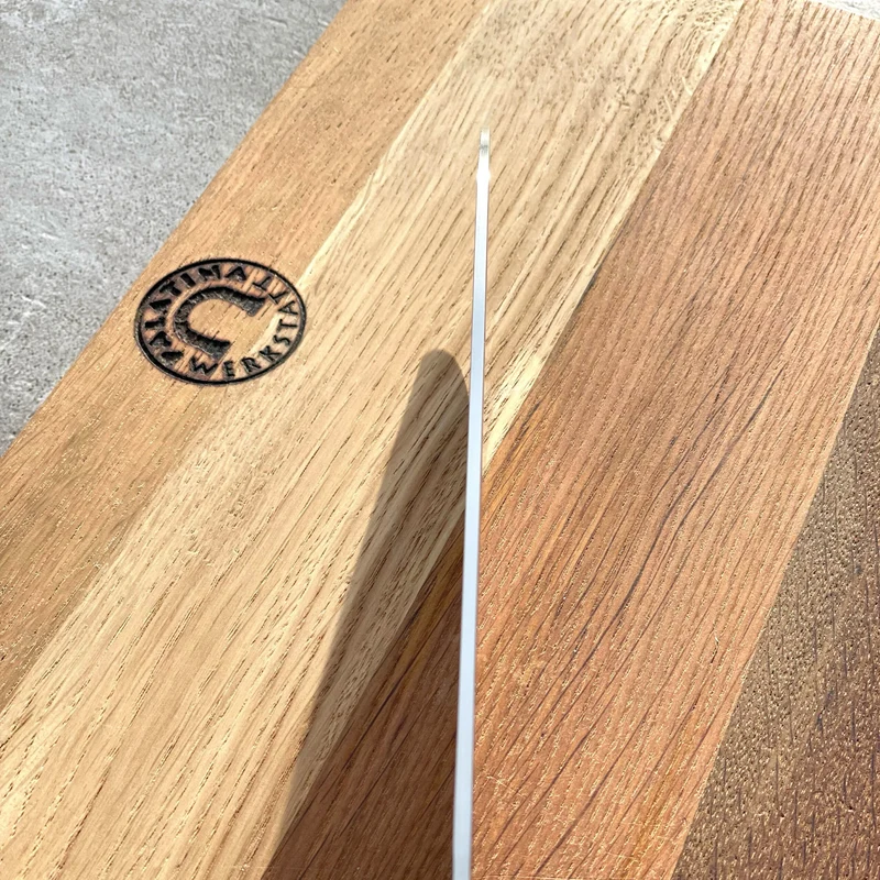 Kai Shun DM-0702 ultrascharfes Santoku, 18 cm Klinge + handgefertigtes Küchenbrett 30x20 cm