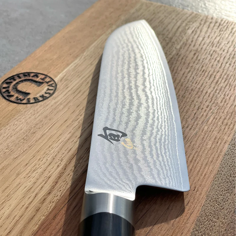 Kai Shun DM-0702 ultrascharfes Santoku, 18 cm Klinge + handgefertigtes Küchenbrett 30x20 cm
