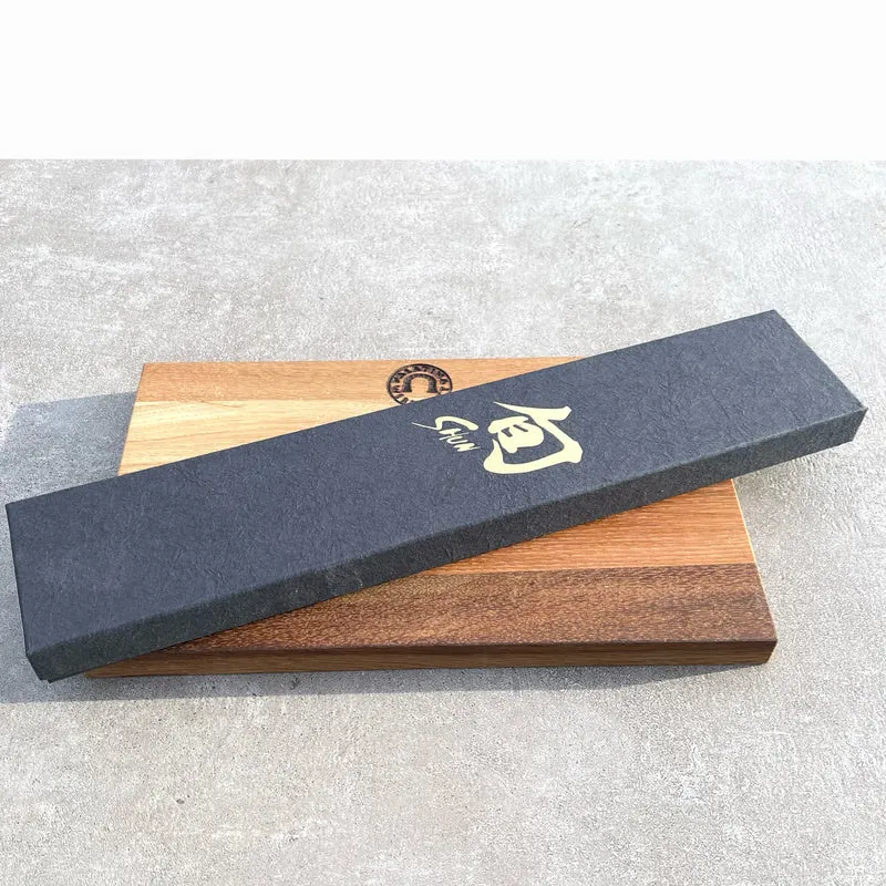 Kai Shun DM-0702 ultrascharfes Santoku, 18 cm Klinge + handgefertigtes Küchenbrett 30x20 cm