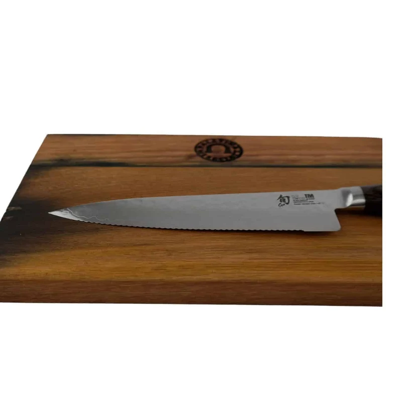 KAI Shun Premier Tim Mälzer TDM-1722 Allzweckmesser, Tomatenmesser mit Wellenschliff, 16,5 cm Klinge + Fassholz Schneidebrett 25x15 cm
