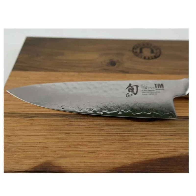 Kai Shun Premier Tim Mälzer TDM-1723 | 15 cm Kochmesser, 32-Lagen Damaststahl + Küchenbrett Fassholz 30x18 cm
