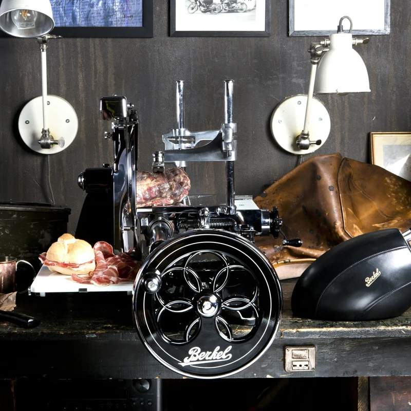 Berkel Volano P15 schwarz, manuelle Aufschnittmaschine mit Schwungrad+ Aufschnittbrett