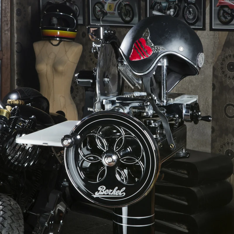 Berkel Volano P15 schwarz, manuelle Aufschnittmaschine mit Schwungrad+ Aufschnittbrett