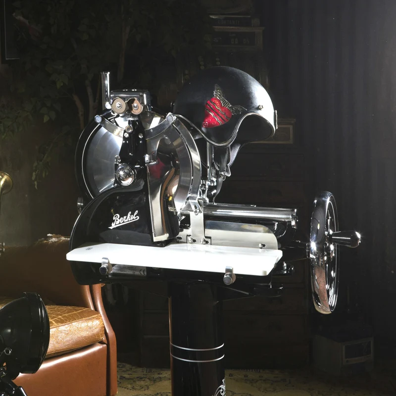 Berkel Volano P15 schwarz, manuelle Aufschnittmaschine mit Schwungrad+ Aufschnittbrett