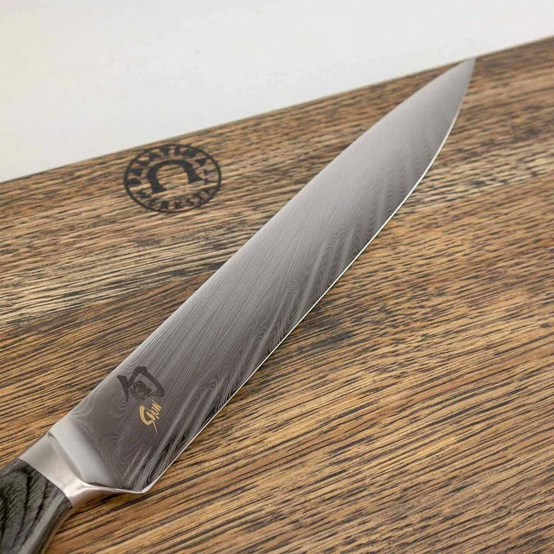 Kai Shun Nagare NDC-0704, ultrascharfes Schinkenmesser, 23 cm Klinge 72 Lagen Damaststahl +basaltgraues Schneidebrett 34x21 cm (Eiche)