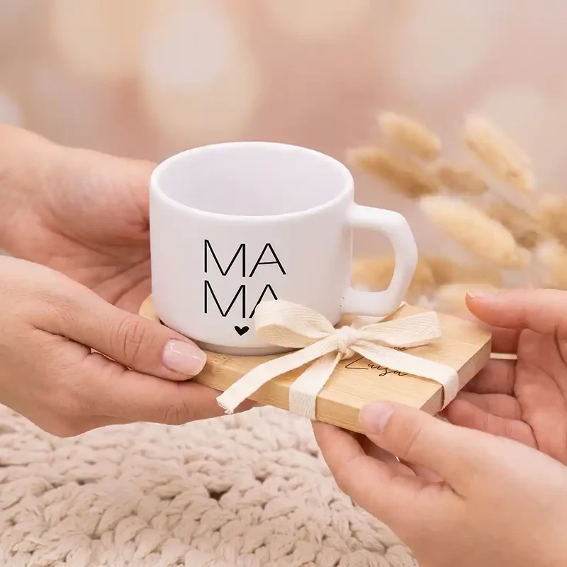 Muttertagsgeschenk Keramikbecher mit Untersetzer – MAMA Großbuchstaben
