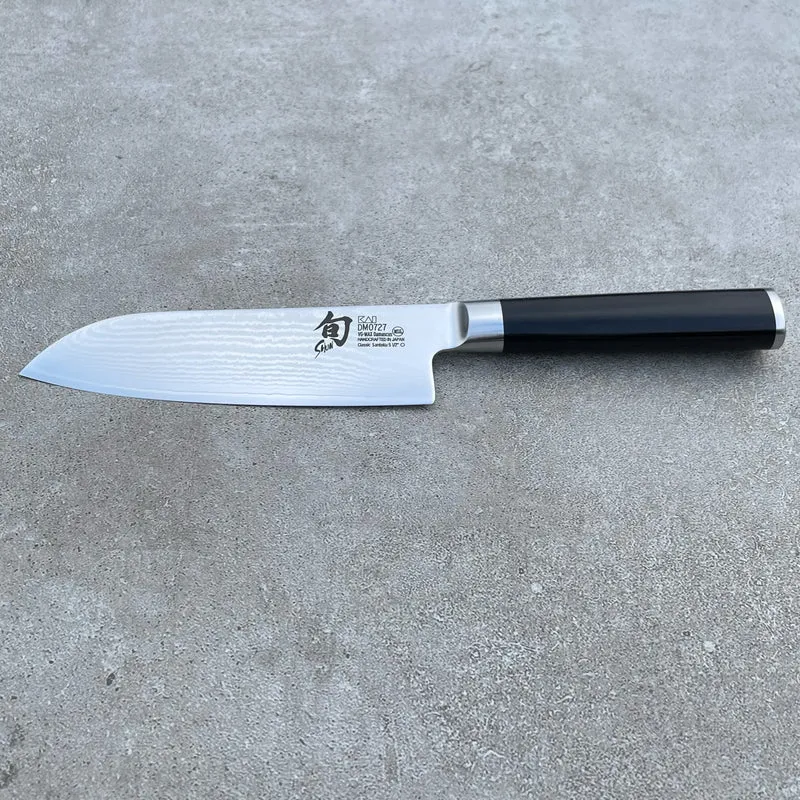 Kai Shun Classic Angebotsset | DM-0727, ultrascharfes Santokumesser mit 14 cm Klinge + massives Schneidebrett (Eiche) 30x22 cm