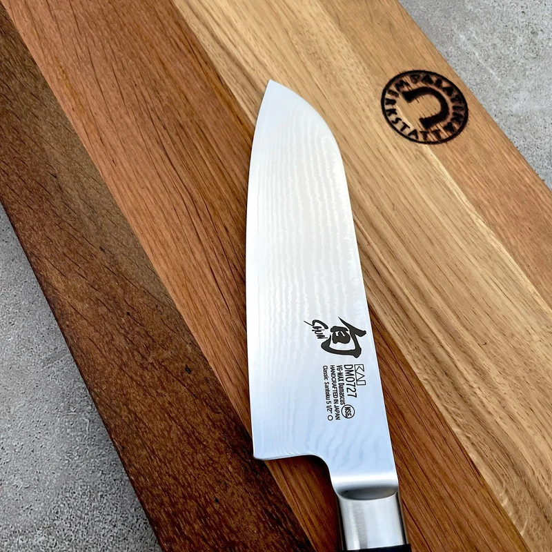 Kai Shun Classic Angebotsset | DM-0727, ultrascharfes Santokumesser mit 14 cm Klinge + massives Schneidebrett (Eiche) 30x22 cm