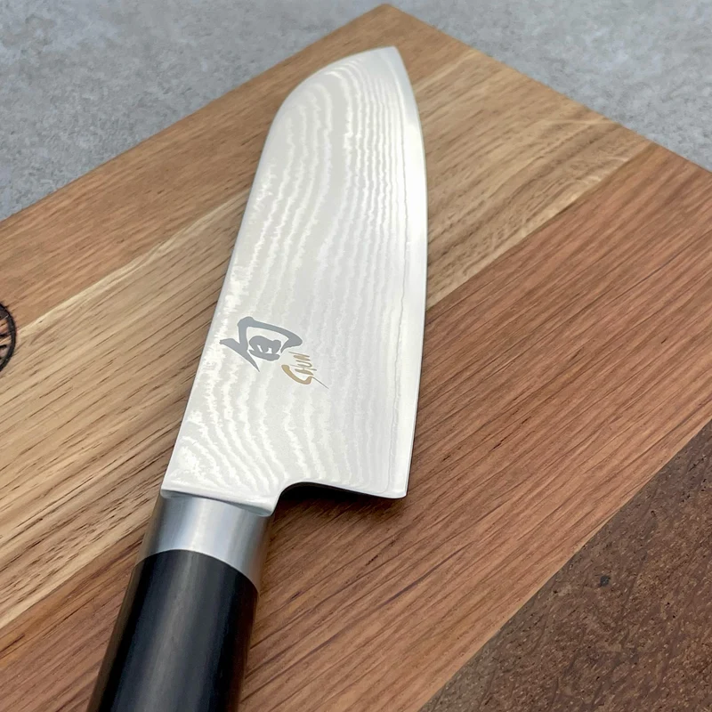 Kai Shun Classic Angebotsset | DM-0727, ultrascharfes Santokumesser mit 14 cm Klinge + massives Schneidebrett (Eiche) 30x22 cm