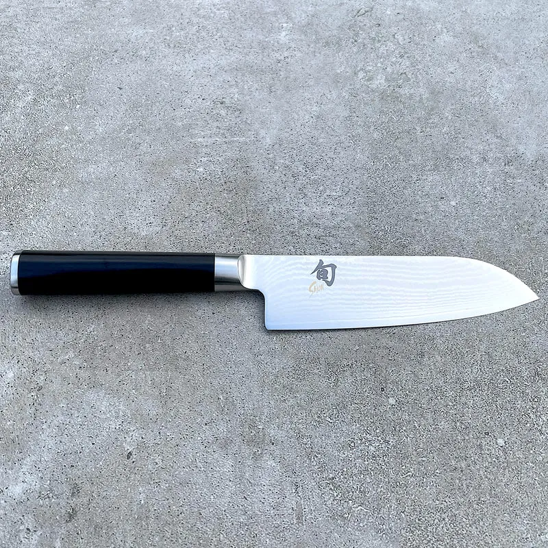 Kai Shun Classic Angebotsset | DM-0727, ultrascharfes Santokumesser mit 14 cm Klinge + massives Schneidebrett (Eiche) 30x22 cm