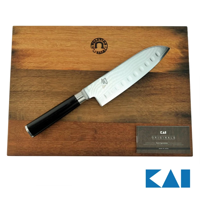 Kai Shun Classic Santoku DM-0718 mit Kullenschliff, 18 cm Klinge + Fassholzbrett 34x21cm