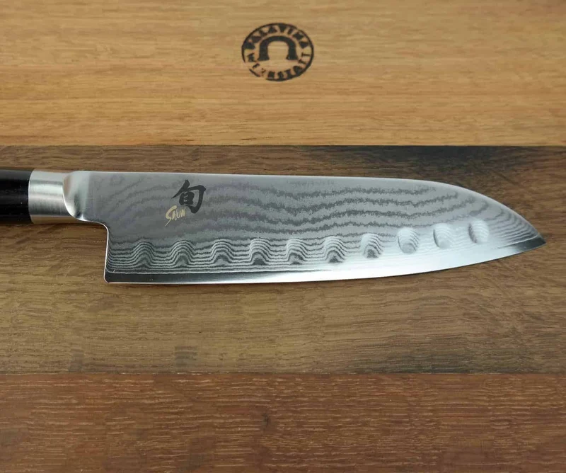 Kai Shun Classic Santoku DM-0718 mit Kullenschliff, 18 cm Klinge + Fassholzbrett 34x21cm