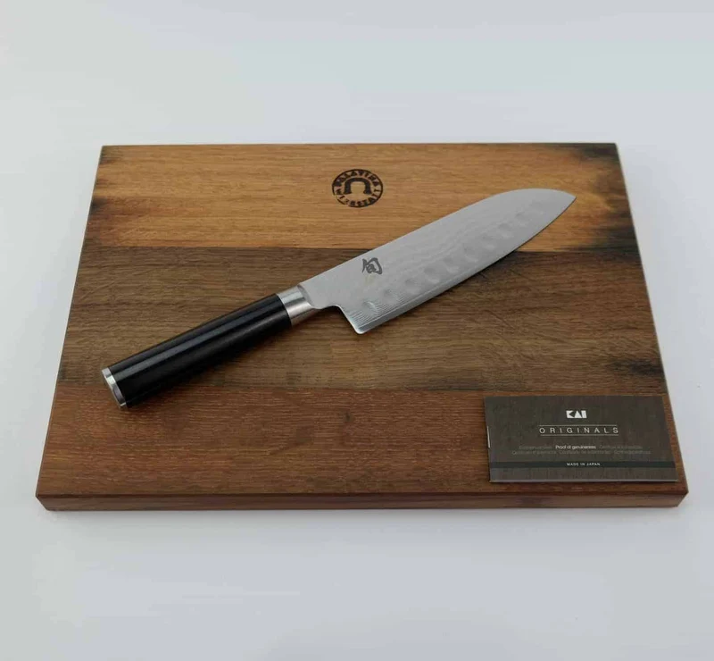 Kai Shun Classic Santoku DM-0718 mit Kullenschliff, 18 cm Klinge + Fassholzbrett 34x21cm