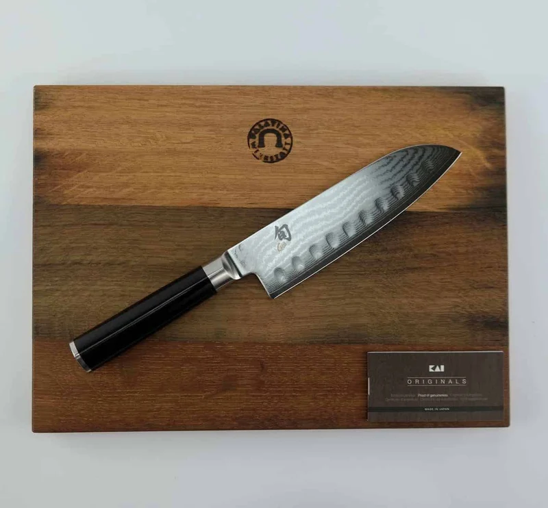 Kai Shun Classic Santoku DM-0718 mit Kullenschliff, 18 cm Klinge + Fassholzbrett 34x21cm