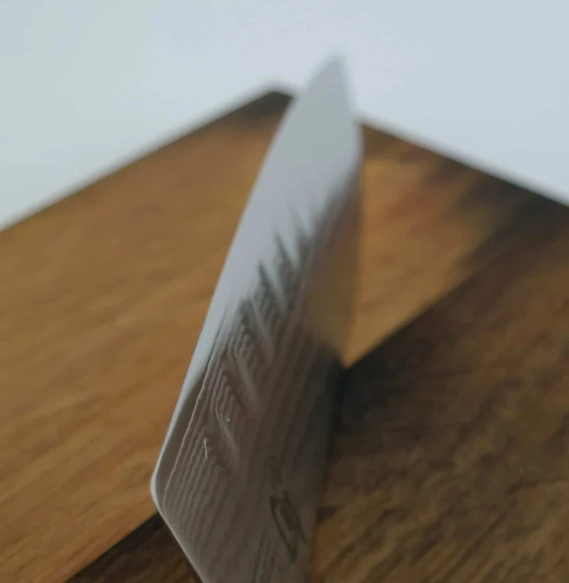 Kai Shun Classic Santoku DM-0718 mit Kullenschliff, 18 cm Klinge + Fassholzbrett 34x21cm