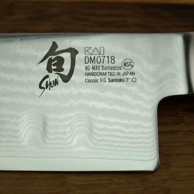 Kai Shun Classic Santoku DM-0718 mit Kullenschliff, 18 cm Klinge + Fassholzbrett 34x21cm