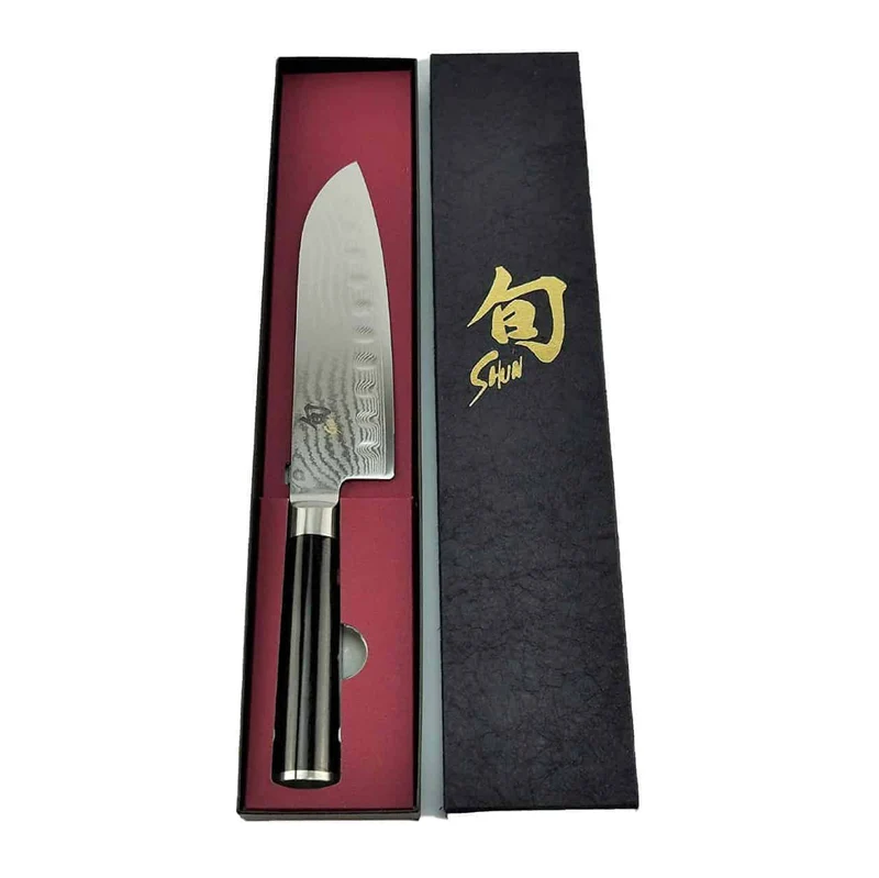 Kai Shun Classic Santoku DM-0718 mit Kullenschliff, 18 cm Klinge + Fassholzbrett 34x21cm